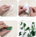 Instructie van hoe de plantenclips te gebruiken: oppervlak schoonmaken, sticker verwijderen en de clip op de plant of draad bevestigen.