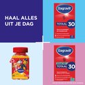Collage: 2 rode verpakkingen Dagravit, 1 fles met 120 gummies voor kinderen, 3-5 jaar. Tekst 'haal alles uit je dag'.