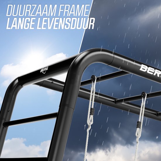 Zwarte, stevige constructie met touwen en haken. Zonnige dag links, regenachtig rechts.