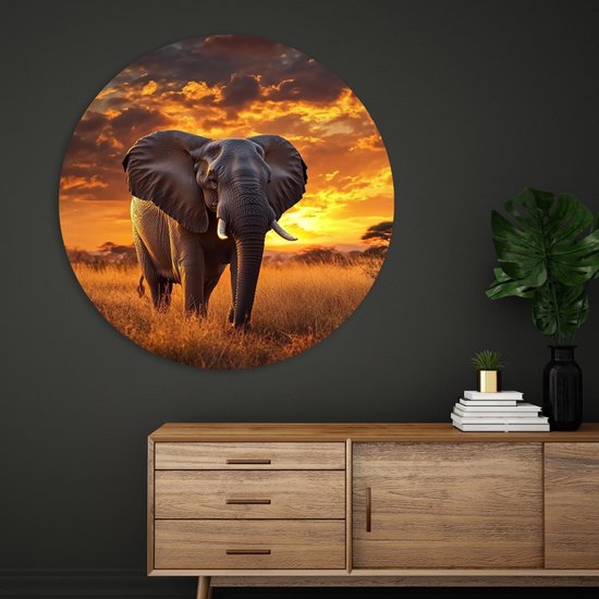 Olifant in de savanne bij zonsondergang, hangend boven een dressoir.
