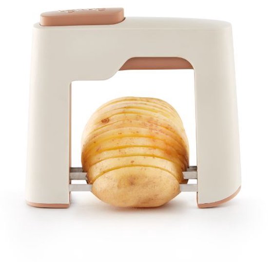 Witte en terracotta groentesnijder die een aardappel in plakjes snijdt.