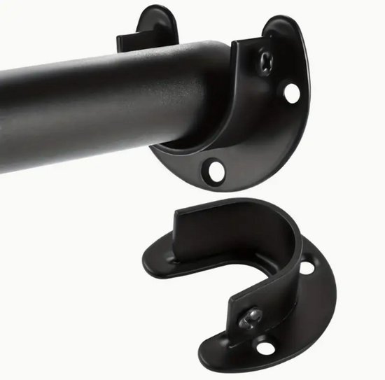 Deux supports noirs en forme de U pour une tringle de penderie, gros plan.