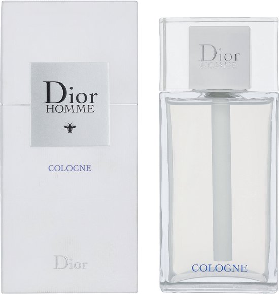 Dior Homme Cologne fles en witte verpakking. Zilveren dop, blauwe tekst 'COLOGNE' en een bij.