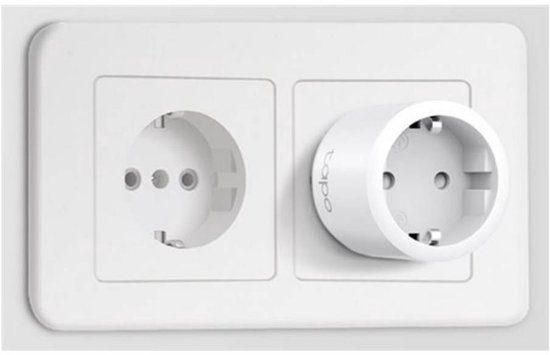 Witte Tapo P115 slimme stekker in een stopcontact naast een standaard stopcontact.