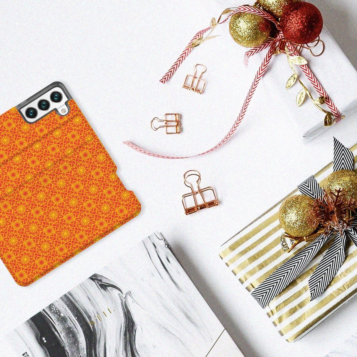 Samsung Galaxy S22 Hoesje met Magneet Batik Oranje