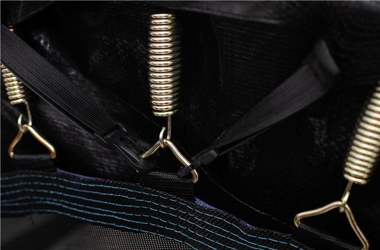 Gedetailleerde opname van de binnenzijde van een trampoline met metalen veren, zwarte banden en gespen.