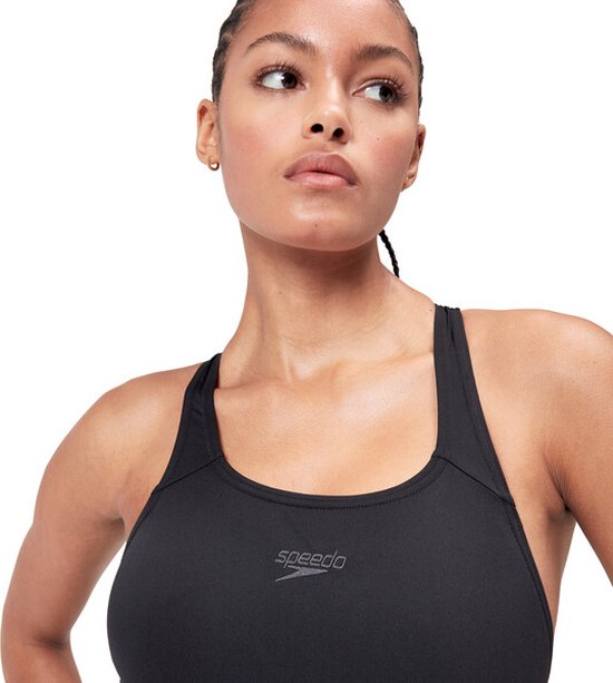 Close-up van een zwart Speedo sportbadpak met Speedo logo op de borst.