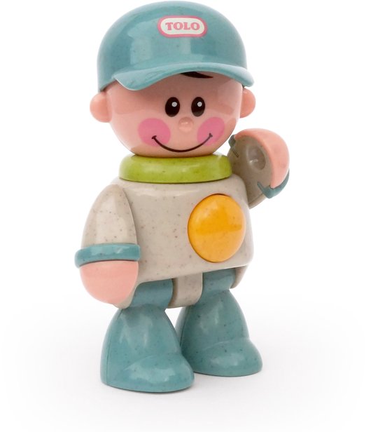 Tolo speelfiguur jongen met blauwe pet, witte kleding met gele knop, en blauwe schoenen.