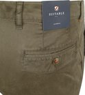 Olijfgroene chino met gesloten klepzak en oranje detail op de knoop. Het Suitable-logo is zichtbaar.
