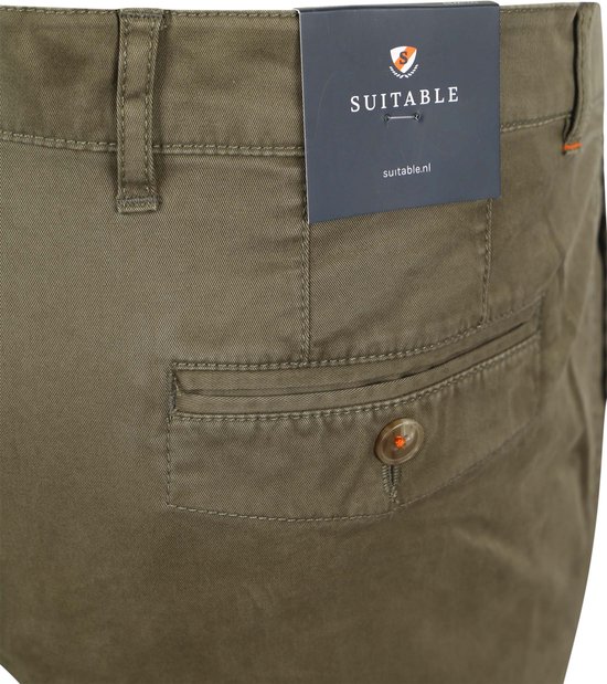 Olijfgroene chino met gesloten klepzak en oranje detail op de knoop. Het Suitable-logo is zichtbaar.