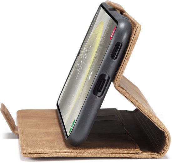 Bruin hoesje met telefoon erin, rechtopstaand in opengeklapte positie.