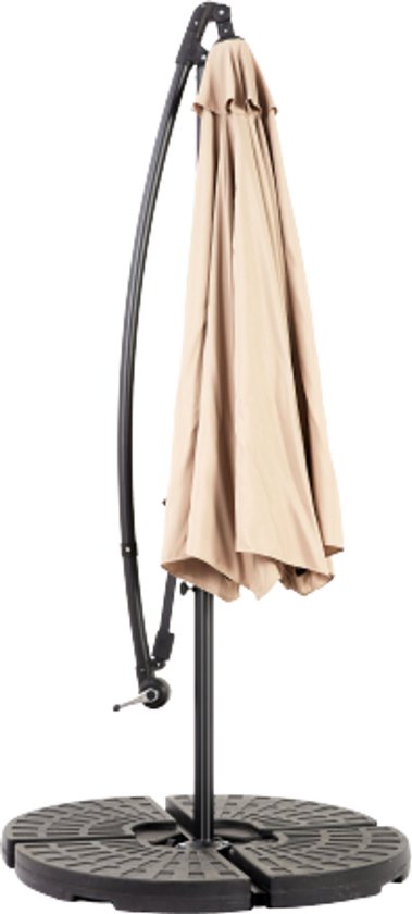 Gesloten kaki zweefparasol met zwarte paal en ronde voet.