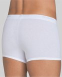 Achterkant van een witte Sloggi boxer gedragen door een man, met Sloggi logo op de tailleband.
