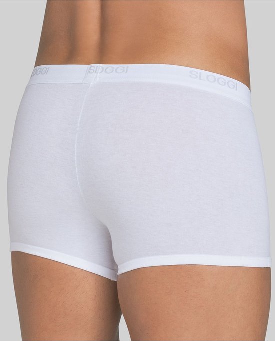 Achterkant van een witte Sloggi boxer gedragen door een man, met Sloggi logo op de tailleband.