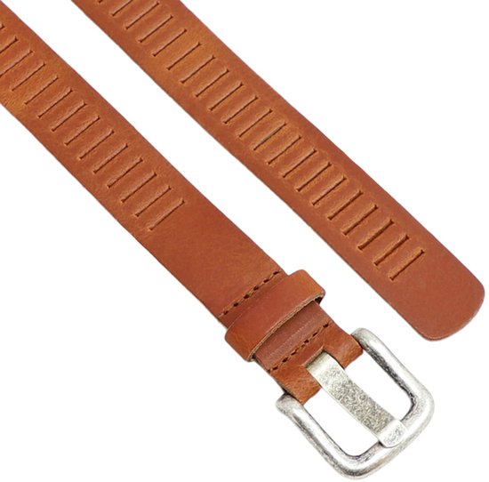 Detail van een cognackleurige leren riem met geperforeerde gleufjes en zilverkleurige gesp.