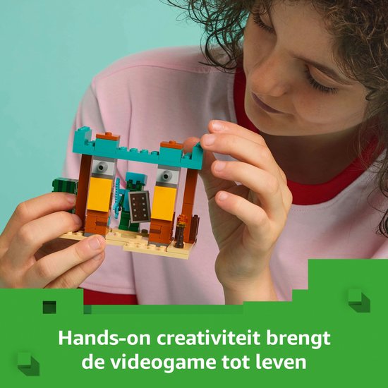 Kind met LEGO Minecraft-set: Illagers en een groene mob in woestijnsetting, 'Hands-on creativiteit brengt de videogame tot leven'.
