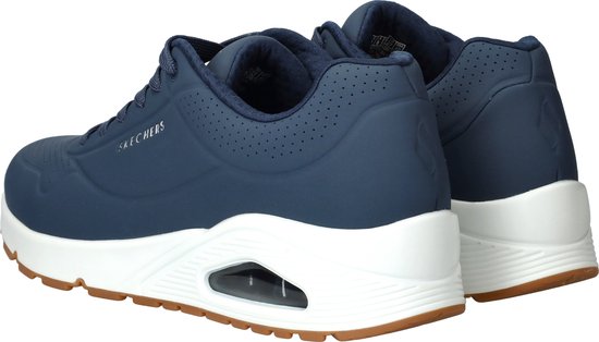 Vue arrière de baskets Skechers bleu marine avec semelles blanches et semelles extérieures couleur gomme.