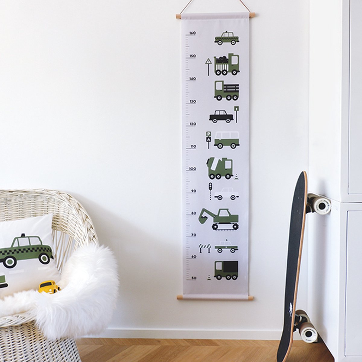 Groeimeter Voertuigen olijf groen 30cm x 130cm - groeimeter - babykameraccessoire - katoen - voertuigen - graafmachine - vrachtwagen - auto - groen - babykamer - jongenskamer - muurdecoratie - stokken - lederlook touwtje
