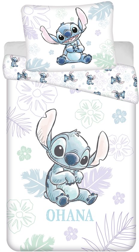 Wit dekbedovertrek met grote Stitch en "Ohana" tekst. Geïllustreerde Stitch op het kussen.