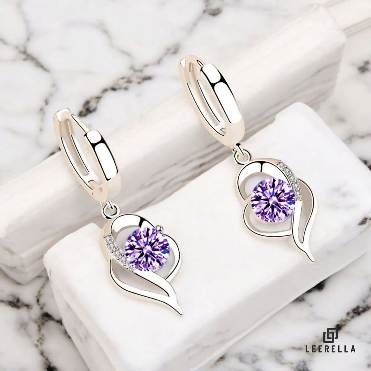 Leerella Dames Oorbellen | Zilverkleurig | Oorringen met Paars Zirkonia Steentje | Perfect Cadeau voor Moederdag, Verjaardag & Valentijnsdag