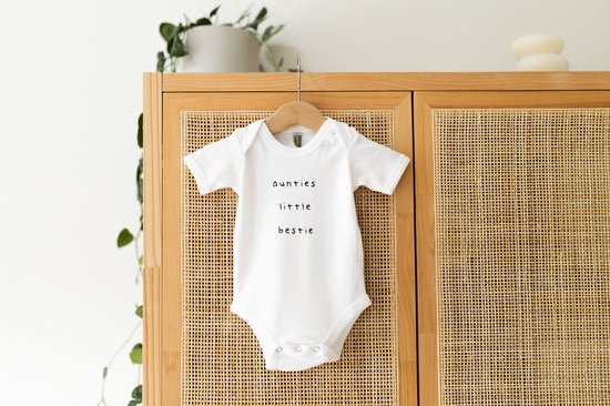 Baby rompertje met tekst - Auntie’s little bestie - Maat 50-56 - Aankondiging zwangerschap - Cadeau - Zwangerschap aankondiging - aankondiging baby - pregnancy announcement