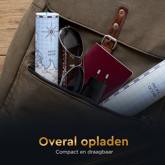 Chargeur USB-C noir 45W dans un sac avec passeport, lunettes de soleil et cartes. "Chargement partout"