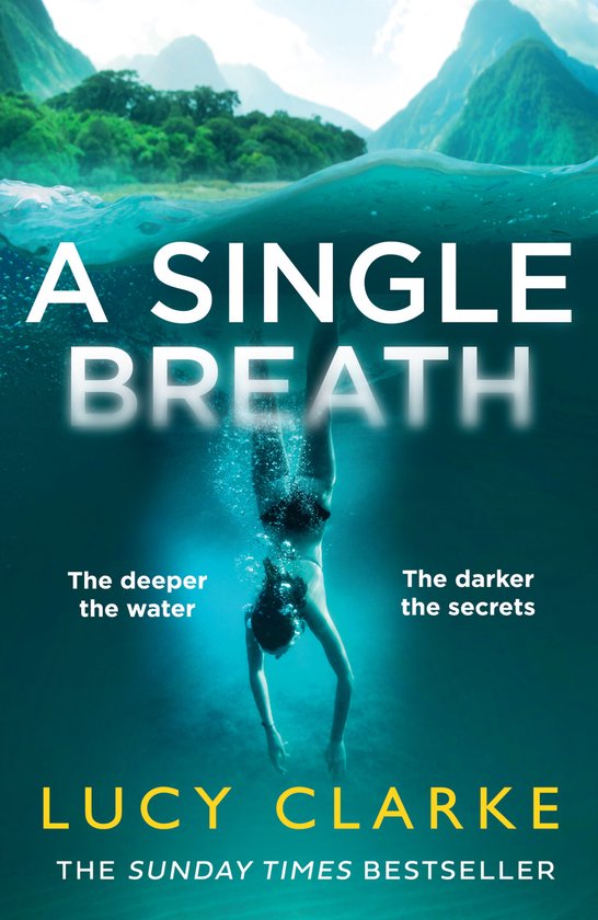 Boekcover: Een vrouw duikt in diep, blauw water onder een berglandschap. Titel: A SINGLE BREATH.