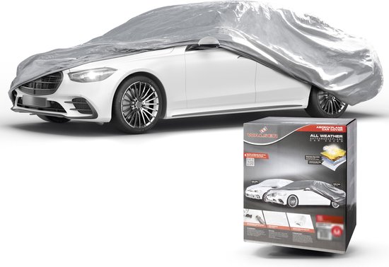 Een witte auto met zilverkleurig zeil, met een doos ernaast met het "ALL-WEATHER CAR COVER" logo.