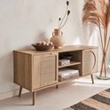 Tv-meubel van houtdecor met ronde rieten deuren, open vakken met legplank en schuine pootjes.