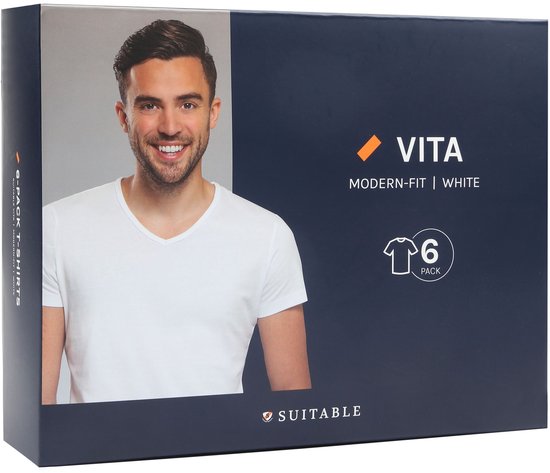Doos met 6 witte V-hals T-shirts van Suitable Vita, Modern-Fit. Man lacht op de voorkant.