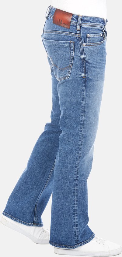 Zijaanzicht van een blauwe bootcut jeans voor heren met bruin LTB label.