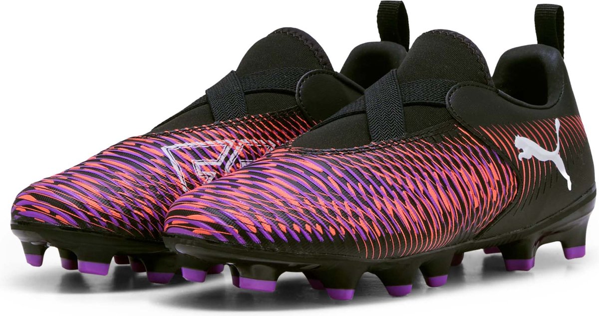 Puma Future 8 Match LL FG/AG Jr voetbalschoenen in zwart, wit en glanzend rood met mesh bovenwerk en FG/AG-noppen.