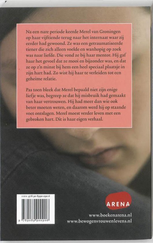 Achterkant van het boek 'In mijn onschuld'. Tekst van de achterflap met ISBN en website-informatie. Arena logo.