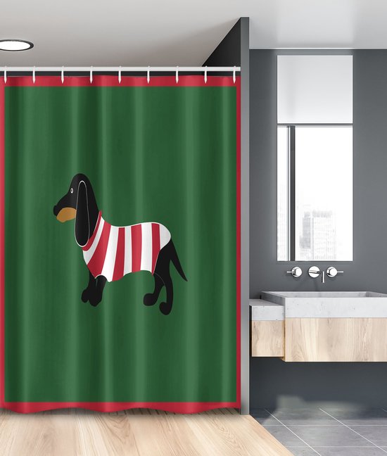 Rideau de douche vert foncé avec bordure rouge et un teckel noir portant un pull de Noël.