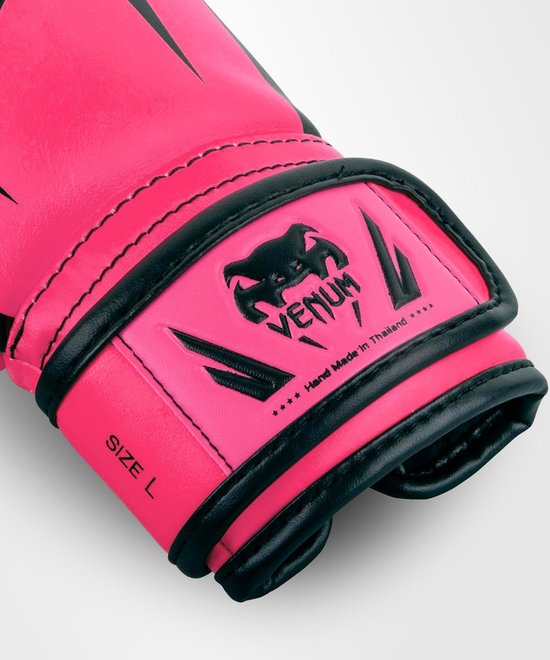 Roze Venum bokshandschoen met zwarte randen en logo. "Hand Made in Thailand" is zichtbaar.