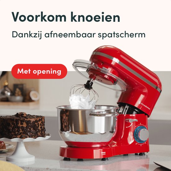 Rode KitchenBrothers keukenmachine met spatdeksel, klopt eiwit in de metalen kom.