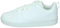 Witte Nike sneaker met stippelzool, zij-aanzicht.