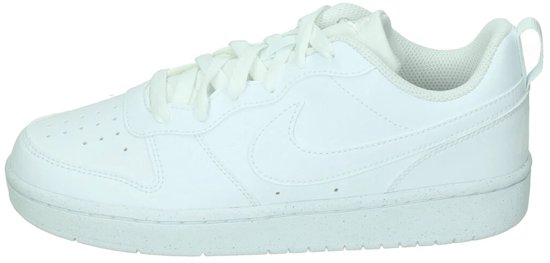 Witte Nike sneaker met stippelzool, zij-aanzicht.