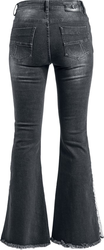 Achterkant van een model in donkergrijze bootcut jeans met subtiele wassing en licht uitlopende pijpen.