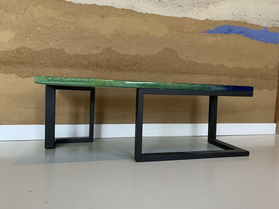 salontafel / kunstobject - eikenhout en epoxy met zwart gecoat frame