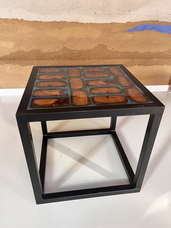 salontafel epoxy met houten bielzen in square stalen frame met turquoise epoxy