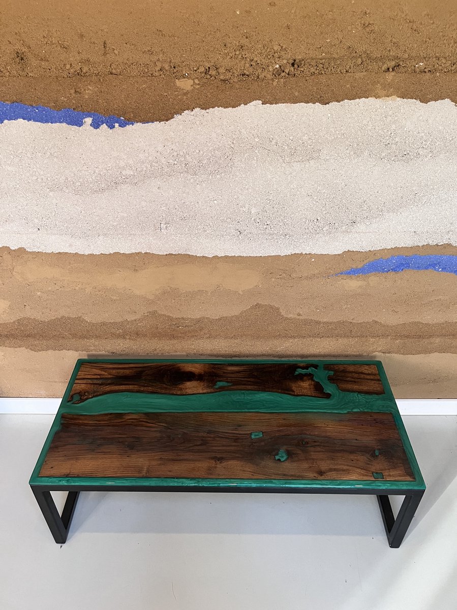 salontafel oud eikenhout met epoxy in zwart gecoat stalen frame