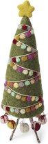Én Gry & Sif Kerstboom versierd met kerstslinger, cadeautjes en gele ster - staand model - 35 cm - Vilten Kerstdecoratie - Fair Trade gemaakt