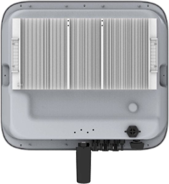 Achterkant van een witte Huawei omvormer met metalen koeling.