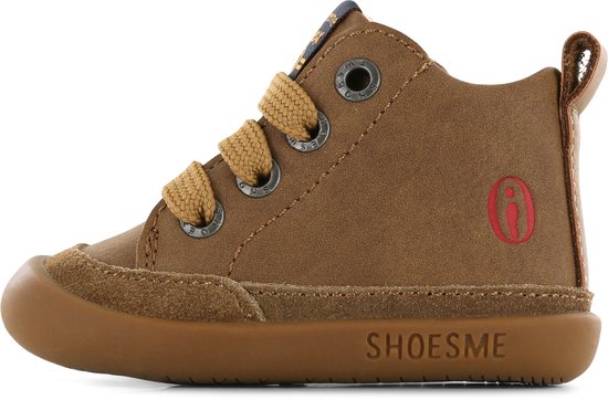 Bruine leren veterschoen met suède neus, bruine veters en een lusje aan de achterkant.