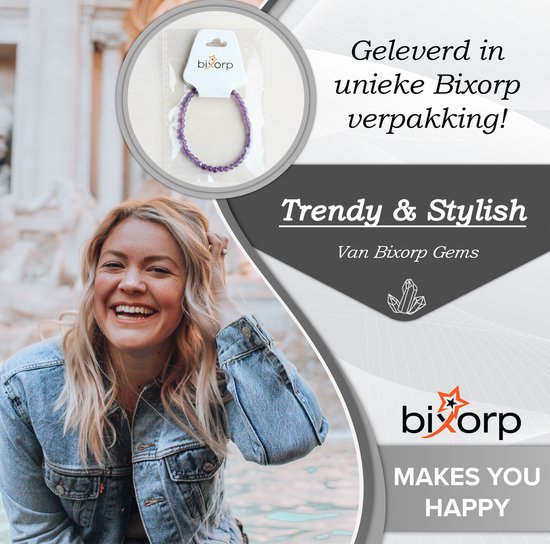 Lachende vrouw met sproeten en spijkerjasje, met een armband van paarse kralen in verpakking.