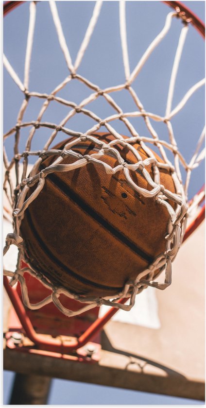 Poster Glanzend – Basketbal in Basket - 50x100 cm Foto op Posterpapier met Glanzende Afwerking