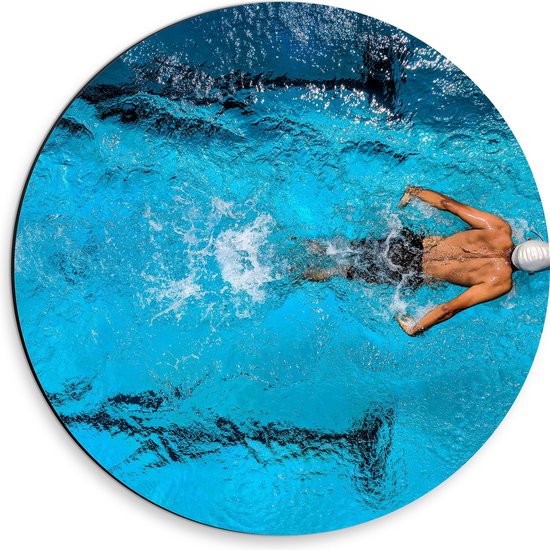 Dibond Muurcirkel - Bovenaanzicht van Zwemmer met Badmuts - 30x30 cm Foto op Aluminium Muurcirkel (met ophangsysteem)