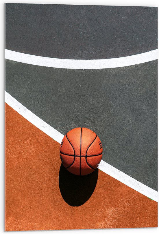 Acrylglas - Bovenaanzicht van Basketbal op Lijnen van Basketbalveld - 50x75 cm Foto op Acrylglas (Met Ophangsysteem)