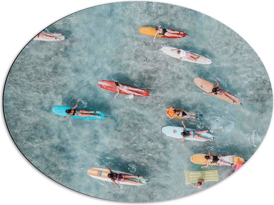 Dibond Ovaal - Bovenaanzicht van Groep Surfers op Verschillende Kleuren Planken - 80x60 cm Foto op Ovaal (Met Ophangsysteem)